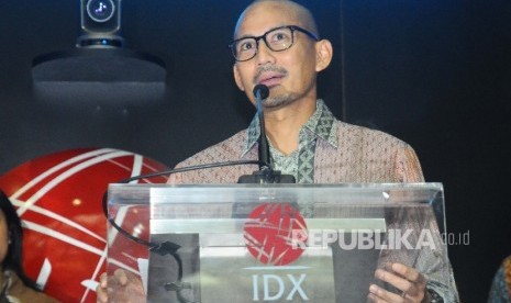 Wakil Gubernur DKI Jakarta terpilih periode 2017-2022 Sandiaga Uno memberikan sambutannya saat membuka perdagangan saham di Gedung Bursa Efek Indonesia (BEI) Jakarta, Jumat (2/6).