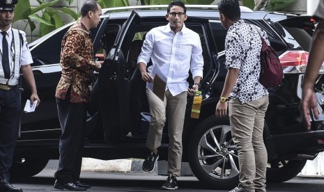 Wakil Gubernur DKI Jakarta terpilih, Sandiaga Salahuddin Uno (tengah), yang juga mantan komisaris PT Duta Graha Indah turun dari mobil saat tiba untuk menjalani pemeriksaan di gedung KPK, Jakarta, Selasa (23/5). 