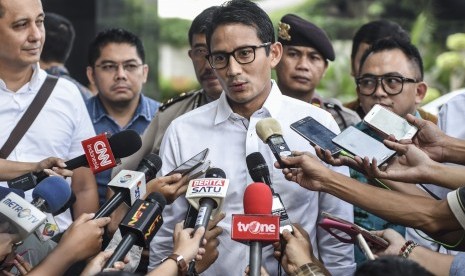 Wakil Gubernur DKI Jakarta terpilih, Sandiaga Salahuddin Uno yang juga mantan komisaris PT Duta Graha Indah, menjawab pertanyaan wartawan sebelum menjalani pemeriksaan di gedung KPK, Jakarta, Selasa (23/5). 