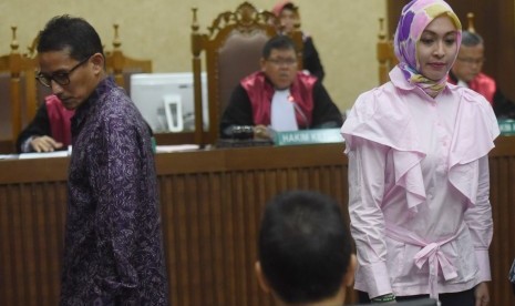 Wakil Gubernur DKI Jakarta terpilih Sandiaga Uno (kiri) dan Mantan Anggota DPR dari Fraksi Demokrat Angelina Sondakh (kanan) bersiap untuk bersaksi dalam sidang lanjutan kasus dugaan korupsi pengadaan alkes RS Khusus Pendidikan Kedokteran di Universitas Udayana dan kasus proyek Wisma Atlet Palembang dengan terdakwa Dudung Purwadi di Pengadilan Tipikor, Jakarta, Rabu (30/8).