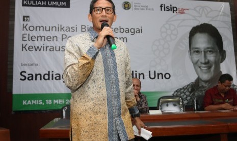 Wakil Gubernur DKI Jakarta terpilih Sandiaga Uno (kiri).