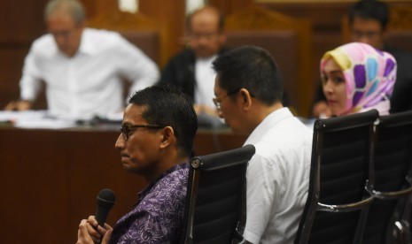 Wakil Gubernur DKI Jakarta terpilih Sandiaga Uno (kiri), Wadirut PT DGI Johanes Adi Widodo (kedua kanan) dan Mantan Anggota DPR dari Fraksi Demokrat Angelina Sondakh (kanan) bersaksi dalam sidang lanjutan kasus dugaan korupsi pengadaan alkes RS Khusus Pendidikan Kedokteran di Universitas Udayana dan kasus proyek Wisma Atlet Palembang dengan terdakwa Dudung Purwadi (kiri) di Pengadilan Tipikor, Jakarta, Rabu (30/8).