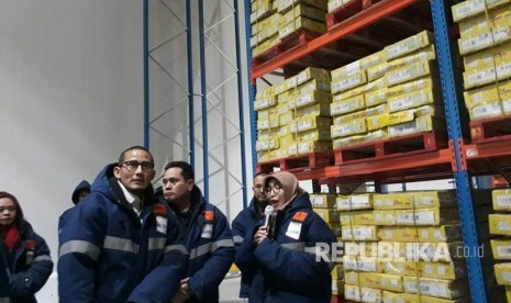 Wakil Gubernur DKI terpilih Sandiaga Uno meninjau pasokan daging sapi di gudang pendingin milik PT. Suri Nusantara Jaya di Kawasan Industri Delta Silicon, Bekasi, Jawa Barat, Senin (19/6).