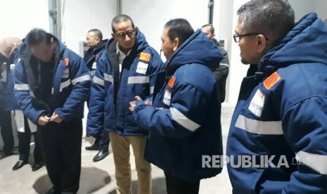 Wakil Gubernur DKI terpilih Sandiaga Uno meninjau pasokan daging sapi di gudang pendingin milik PT. Suri Nusantara Jaya di Kawasan Industri Delta Silicon, Bekasi, Jawa Barat, Senin (19/6).