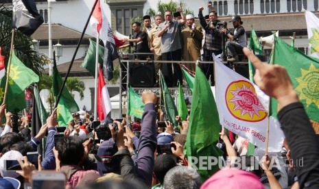 Wakil Gubernur Jabar Deddy Mizwar berorasi di depan ribuan massa terdiri ormas Islam dan komunitas di Kota Bandung saat aksi solidaritas terkait tragedi kemanusiaan etnis Rohingya, di depan Gedung Sate, Kota Bandung, Senin (4/9).