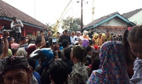 Wakil Gubernur Jabar Deddy Mizwar dan Bupati Purwakarta Dedi Mulyadi di tengah kerumunan warga  di Kampung Sukadaya, Desa Sukasari, Kecamatan Dawuan, Subang, Selasa (2/1)