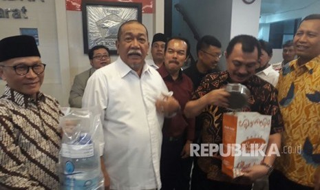 Wakil Gubernur Jabar, Deddy Mizwar (Demiz) mengunjungi DPW Gerindra Jabar, Senin (23/10). Dalam kunjungan tersebut, Demiz membawa oleh-oleh Zamzam dan kurma. 