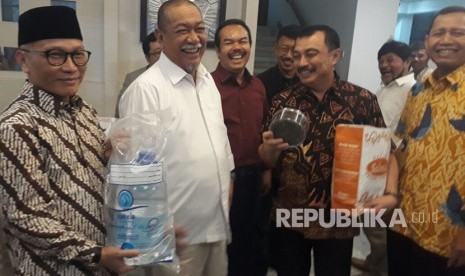 Wakil Gubernur Jabar, Deddy Mizwar (Demiz) mengunjungi DPW Gerindra Jabar, Senin (23/10). Dalam kunjungan tersebut, Demiz membawa oleh-oleh Zamzam dan kurma. 