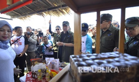 Wakil Gubernur Jabar Deddy Mizwar saat meninjau pameran kuliner pada kegiatan 'Ciletuh Palabuhanratu Geopark Festival 2016' di Pantai Batu Ngamprak, Ujunggenteng, Kabupaten Sukabumi (ilustrasi) 