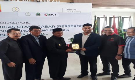 Wakil Gubernur Jabar Uu Ruzhanul Ulum dan Direktur Utama MUJ, Begin Troys usai Rapat Paripurna di Gedung DPRD Jabar