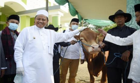  Wakil Gubernur Jabar Uu Ruzhanul Ulum melakukan salat Idul Adha 2020 di Masjid Besar Al Hakim, Desa Cipeundeuy dan menyerahkan bantuan hewan kurban, sembako, serta alat pertanian Program Santani Jabar Juara di Pesantren Assalaam Post, Kecamatan Cipeundeuy, Kabupaten Subang, Jumat (31/7/20). 