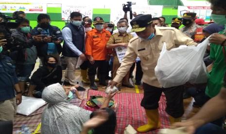 Wakil Gubernur Jabar, Uu Ruzhanul Ulum, melihat langsung kondisi para pengungsi terdampak kebakaran Pertamina Balongan, yang dipusatkan di GOR Bumi Patra Indramayu, Selasa (30/3).