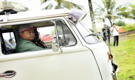 Wakil Gubernur Jabar, Uu Ruzhanul Ulum menghadiri rangkaian HUT yang ke-20 Komunitas Volkswagen Club Tasikmalaya (Vecta) di Area Wisata Kabupaten Pangandaran, pada Ahad (22/11).