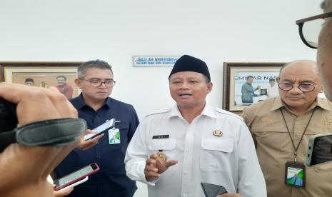 Wakil Gubernur Jabar, Uu Ruzhanul Ulum, saat diwawancarai di Gedung Sate.