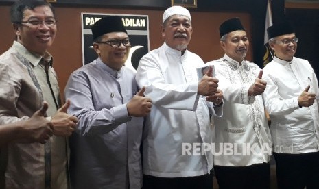 Wakil Gubernur Jabar yang juga kandidat calon Gubernur Jabar Deddy Mizwar (tengah) bersama Ketua DPW PKS Jabar Ahmad Syaikhu (kedua kanan) dan Wakil Wali Kota Bandung Oded M danial (kedua kiri) dan para tokoh PKS Jabar mengacungkan jempol saat berkunjung ke kantor DPW PKS Jabar, Kota Bandung, Jumat (27/10).