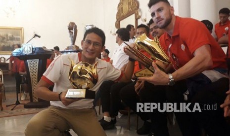 Wakil Gubernur Jakarta Sandiaga Uno dan Pemain Persija Jakarta Marco Simic di Balai Kota Jakarta Pusat,  Ahad (18/2). 