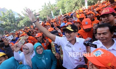 Wakil Gubernur Jakarta Sandiaga Uno saat menyapa Petugas Prasarana dan Sarana Umum (PPSU) dan juga Penyedia Jasa Lainnya Orang Perorangan (PJLP) seusai apel di lingkungan Kecamatan Cipayung, Jakarta, Rabu (24/1). 