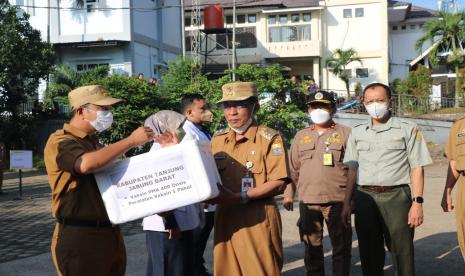 Wakil Gubernur Jambi Abdullah Sani saat memimpin Apel Siaga PMK dan Peninjauan Kegiatan Vaksinasi Pertama Provinsi Jambi yang berlangsung di Lapangan Dinas Tanaman Pangan, Hortikultura, dan Peternakan, pada Senin (27/6/2022).