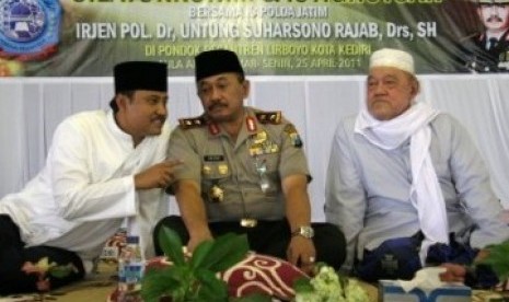  Wakil Gubernur Jatim Saifullah Yusuf (kiri) bersilaturahmi dengan KH Idris Marzuki dan sejumlah kiai di Ponpes Lirboyo, Kediri, Jawa Timur.