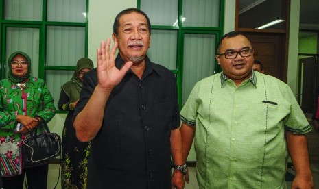 Deddy Mizwar (kedua kanan) bersama Sekretaris DPW PPP Jawa Barat Pepep Saeful Hidayat (kanan) menyapa sejumlah wartawan saat mengunjungi Kantor DPW PPP Jawa Barat, Bandung, Jawa Barat (Ilustrasi)