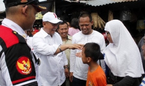 Wakil Gubernur Jawa Barat Deddy Mizwar (kedua kiri) menyapa warga saat mengunjungi Pasar Pal Tugu, Depok, Jabar, Sabtu (28/6).