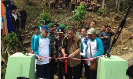 Wakil Gubernur Jawa Barat Deddy Mizwar, meresmikan jembatan gantung bantuan Indofarma