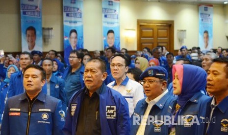 Wakil Gubernur Jawa Barat Deddy Mizwar (kedua kiri) yang juga kandidat Gubernur Jawa Barat bersama para kader Partai Demokrat pada acara Silaturahmi dan Konsolidasi Pengurus DPD Partai Demokrat Jawa Barat Periode 2017-2022 di Hotel Horison, Kota Bandung.