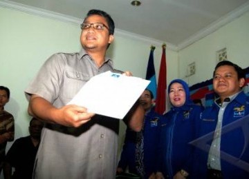 Wakil Gubernur Jawa Barat, Dede Yusuf (kiri), mengambil formulir pendaftaran bakal calon Gubernur dan Wakil Gubernur Jabar di kantor DPD Demokrat Jabar, Bandung, Rabu (7/3). 