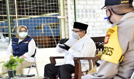 Wakil Gubernur Jawa Barat (Jabar) sekaligus Wakil Ketua Gugus Tugas Percepatan Penanggulangan Covid-19 Uu Ruzhanul Ulum menghentikan sementara Kegiatan Belajar Mengajar (KBM) tatap muka di Pondok Pesantren (Ponpes) Husnul Khotimah Kabupaten Kuningan. Keputusan ini, berdasarkan kesepakatan bersama pimpinan dan pengurus ponpes.