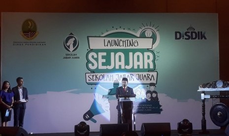 Wakil Gubernur Jawa Barat, UU Ruhzanul Ulum meresmikan peluncuran program Sekolah Jabar Juara (Sejajar) di Hotel Holiday Inn, Kota Bandung, Rabu (19/12). Diharapkan, Angka Partisipasi Sekolah masyarakat Jabar meningkat.