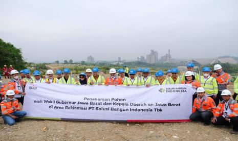 Wakil Gubernur Jawa Barat, Uu Ruzhanul Ulum bersama Kepala Daerah se-Jawa Barat melakukan studi banding tentang praktik pertambangan berkelanjutan di pabrik semen PT Solusi Bangun Indonesia Tbk di Narogong Jawa Barat, pada Rabu (8/2/2023).