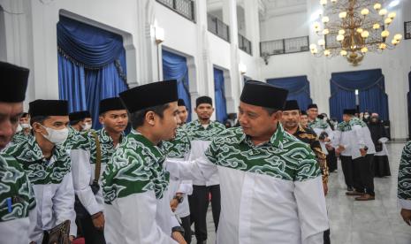 Wakil Gubernur Jawa Barat Uu Ruzhanul Ulum (kanan) berbincang dengan perwakilan kafilah MTQ Nasional asal Jawa Barat usai mengikuti upacara pelepasan di Gedung Sate, Bandung, Jawa Barat, Jumat (7/10/2022). Sebanyak 160 orang yang dipilih dari berbagai kota di Jawa Barat akan mengikuti MTQ Nasional XXIX di Banjarmasin yang akan dibuka oleh Presiden Joko Widodo pada 12 Oktober mendatang. 