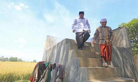 Deputy Governor of West Java Uu Ruzhanul Ulum (left) with the Head of the Candangpinggan Pesantren Lodge KH Buya Syakur Yasin (right)