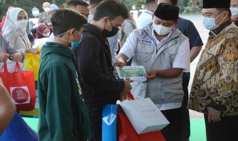 Wakil Gubernur Jawa Barat Uu Ruzhanul Ulum memberikan bantuan dari sejumlah pihak kepada anak yatim piatu saat Kick Off Perlindungan dan Pemberdayaan Anak Yatim, Piatu dan Yatim Piatu Terdampak Covid-19 di Plaza Gedung Sate, Kota Bandung.