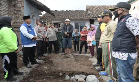 Wakil Gubernur Jawa Barat Uu Ruzhanul Ulum mengaku prihatin terhadap keluarga Undang, warga yang rumahnya dirobohkan rentenir di Kabupaten Garut.   Atas dasar keprihatinan itu, Wagub kemudian menyerahkan bantuan perbaikan rumah untuk keluarga Undang di Desa Cipicung, Kecamatan Banyuresmi, Garut, Jumat (23/09/2022).