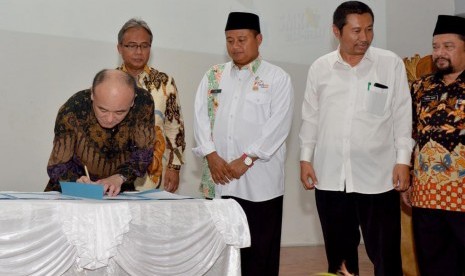 Wakil Gubernur Jawa Barat Uu Ruzhanul Ulum mengapresiasi kerja sama Link and Match antara SMK dengan sejumlah industri di kawasan Cikarang, Bekasi. Kerja sama tersebut merupakan salah satu solusi penyerapan tenaga kerja di Jawa Barat.