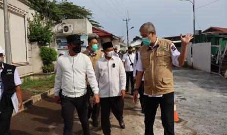  Wakil Gubernur Jawa Barat, Uu Ruzhanul Ulum, menginstruksikan kepada seluruh pemerintah daerah di Jawa Barat untuk menguatkan kembali Satgas Covid-19 di tingkat kecamatan, kelurahan, dan desa. Hal itu merupakan langkah antisipasi terjadinya lonjakan kasus Covid-19.