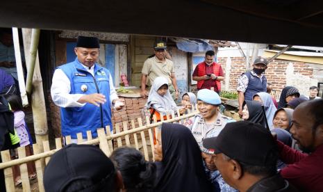 Wakil Gubernur Jawa Barat, Uu Ruzhanul Ulum, meninjau kondisi terkini rumah warga Desa Cipicung, Kecamatan Banyuresmi, Kabupaten Garut, Jumat (23/9/2022). Sebelumnya, rumah warga itu dirobohkan oleh rentenir akibat tak bisa membayar utang. 