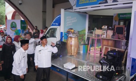 Wakil Gubernur Jawa Barat Uu Ruzhanul Ulum meninjau Mobil Aspirasi kampung Juara (Maskara) saat Rapat Koordinasi Desa Jabar Juara dan Pengukuran CEO Bumdes Juara 2019, di Gedung Sabuga, Kota Bandung, Rabu (15/5).