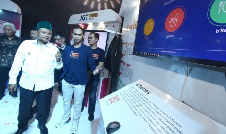 Wakil Gubernur Jawa Barat Uu Ruzhanul Ulum saat membuka Pameran Teknologi atau Expo Jasa dan Produk IT sekaligus Launching Holding Company dan Pengenalan Produk-Produk Digital, di Hotel Cemerlang, Jalan HOS Tjokroaminoto No 45, Kota Bandung, Sabtu (28/9/19).