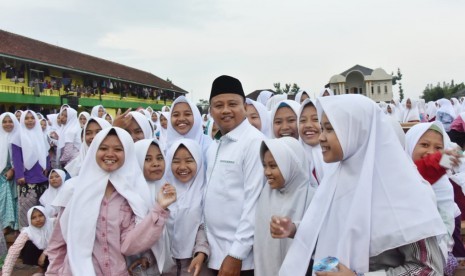 Wakil Gubernur Jawa Barat Uu Ruzhanul Ulum bersama para santri Pondok Pesantren 