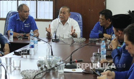 Wakil Gubernur Jawa Barat yang juga calon Gubernur Jawa Barat Deddy Mizwar berbincang dengan para pengurus Partai Amanat Nasional (PAN) saat bersilaturahim ke DPW PAN Jawa Barat, Jl Ibrahim Ajie, Kota Bandung, Selasa (24/10).