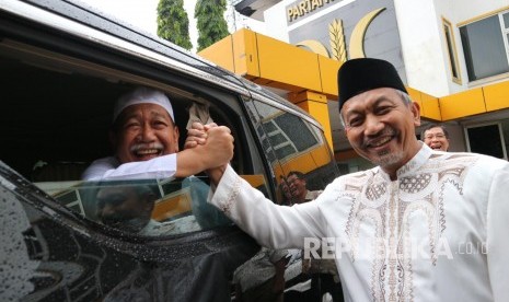 Wakil Gubernur Jabar yang juga calon Gubernur Jabar, Deddy Mizwar (kiri), berjabat tangan dengan Ketua DPW PKS Jabar Ahmad Syaikhu usai bersilaturahim di Kantor DPW PKS Jawa Barat, Jl Soekarno Hatta, Kota Bandung.