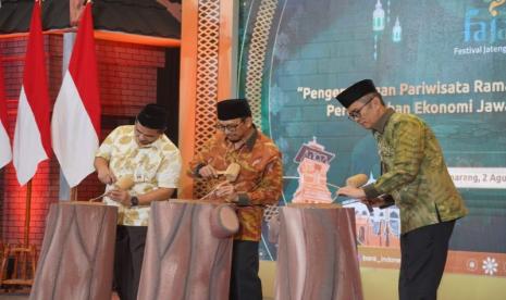 Wakil Gubernur Jawa Tengah (Jateng) Taj Yasin (kiri), Deputi Gubernur Bank Indonesia (BI) Juda Agung (tengah), dan Kepala Perwakilan BI Provinsi Jateng Rahmat Dwisaputra saat Festival Jawa Tengah Syariah (Fajar) 2023, di Semarang, Rabu (2/8/2023). 