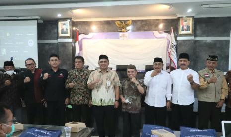 Wakil gubernur Jawa tengah, Taj yasin maimoen bersama pimpinan ormas Islam dan keagamaan lainnya berfoto bersama dalam acara seminar bertajuk ‘Peran Aktif Ormas Islam dalam Pencegahan Bahaya Narkoba’ yang digelar DPD Gerakan Rakyat Anti Madat (Geram) Jawa Tengah, di Semarang, Rabu (14/9).