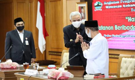 Wakil Gubernur Jawa Tengah, Taj Yasin Maimoen; Gubernur Jawa Tengah, Ganjar Pranowo dan Ketua Majelis Ulama Indonesia (MUI) Jawa Tengah, KH Ahmad Darodji pada pembukaan Halaqoh Ulama dan Pengasuh Pondok Pesntren di Jawa Tengah dalam rangka merumuskan tatalaksan peribadatan penerapan era Normal baru di Semarang, rabu (3/6).