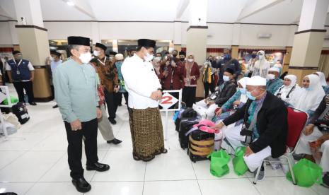 Wakil Gubernur Jawa Tengah, Taj Yasin Maimoen menyambut para jamaah haji asal Kabupaten Pati yang baru saja tiba kembali di tanah air di Asrama Haji Donohudan, Kabupaten Boyolali, didampingi Bupati Pati, Haryanto, Jumat (15/7) malam. Sebanyak 360 jamaah haji asal Kabupaten Pati  dalam kloter 1 Embarkasi Solo telah tiba kembali di tanah air dalam keadaan utuh.