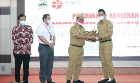 Wakil Gubernur Jawa Tengah, Taj Yasin Maimoen menyerahkan penghargaan Pemetaan Daya Saing Daerah (PDSD) di gedung  Gedung Gradhika Bhakti Praja, kompleks kantor Gubernur Jawa tengah, di Semarang, Senin (19/12).  