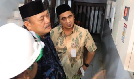 Wakil Gubernur Jawa Tengah, Taj Yasin Maimoen (paling kanan) bersama Kepala Dinas ESDM Provinsi Jawa Tengah, Sujarwanto Dwiatmoko (tengah) saat meninjau instalasi pengatur daya PLTS Atap yang dipasang di Atap di Pondok Pesantren Tanbihul Ghofilin, di Desa Mantrianom, Kecamatan Bawang, Kabupaten Banjarnegara, Jawa Tengah, baru- baru ini.