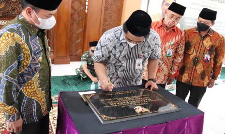 Wakil Gubernur Jawa Tengah, Taj yasin maimoen saat membubuhkan tanda tangan pada prasasti persemian Masjid Al-Rafaah, di kompleks Kampus Universitas Ngudi Waluyo (UNW), Kelurahan Gedanganak, Kecamatan Ungaran Timur, Kabupaten Semarang, Selasa (11/1).